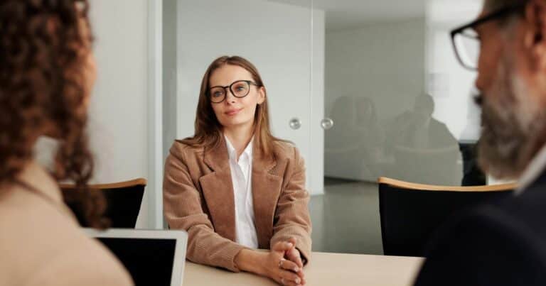Con sueldos planchados, las coberturas de salud son el gancho que ofrecen las empresas para atraer talento