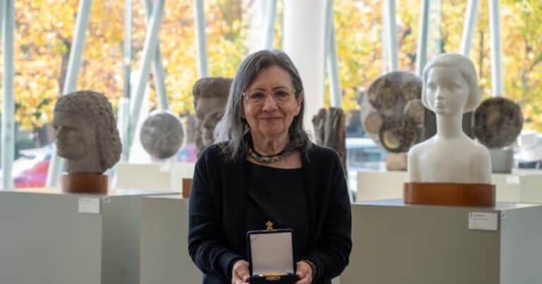La peruana Carmen Ollé recibió el Premio José Donoso 2025 por su trayectoria literaria