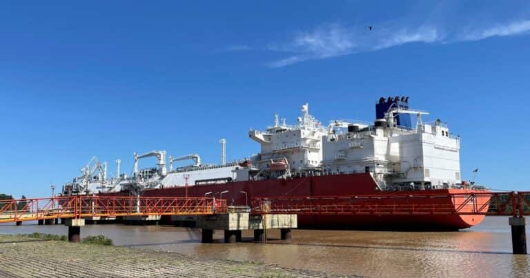 Por la guerra, el Gobierno posterga la privatización de las importaciones de gas por barco