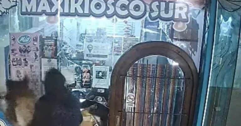 Robaron a caballo un kiosko en Miramar y se fueron al galope