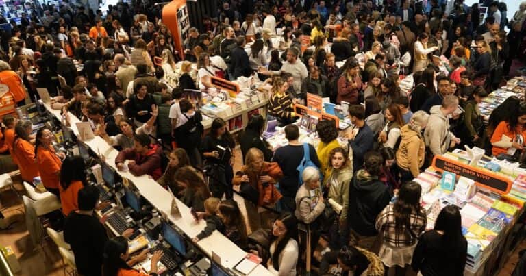 Reverte, Sacheri, Viviana Rivero: filas interminables para llevarse una firma en un sábado colmado