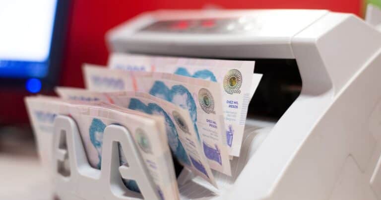Salarios: las empresas recalculan aumentos y prevén subas más altas para este año