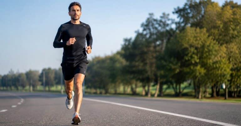 Maratones y ultramaratones: qué encontró un nuevo estudio sobre los corredores extremos y la salud del colon