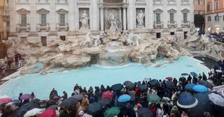 Bronca en Italia: expulsan y multan a una turista sudamericana que decidió tirarse a nadar en la Fontana di Trevi