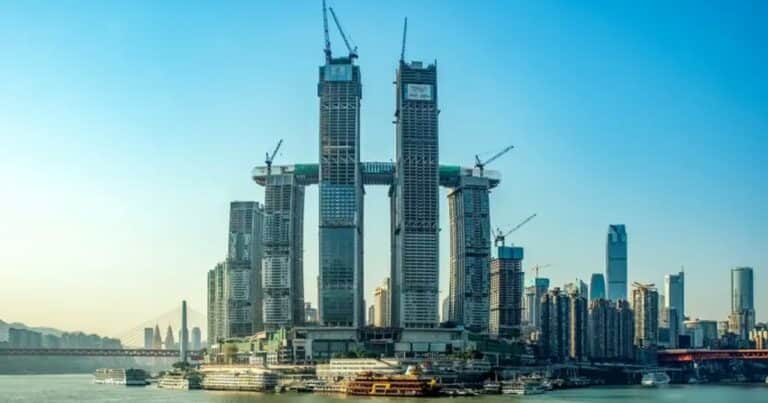 China construyó un rascacielos horizontal a 300 metros de altura que conecta cuatro edificios y la estructura de aproximadamente 13.000 toneladas convierte la arquitectura en una prueba de equilibrio
