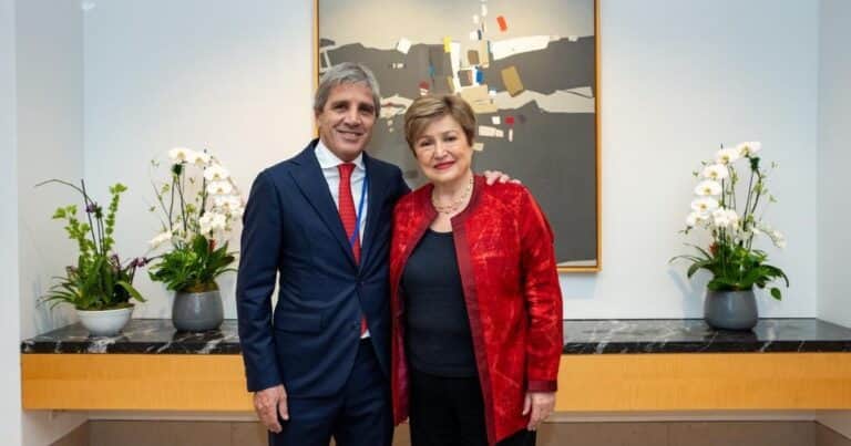Subir el Monotributo y que más empleados paguen Ganancias: la propuesta del FMI para Argentina