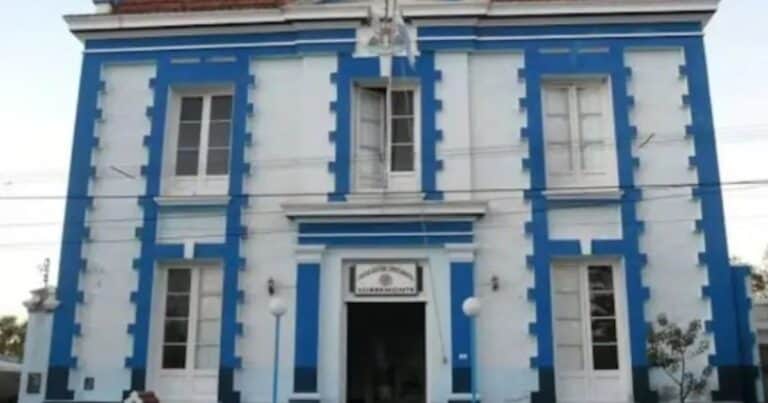 Escándalo en Córdoba: acusan a dos policías de obligar a una mujer a mostrarles las fotos íntimas que tenía en su celular