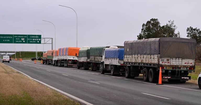 Tras la avalancha de camiones en los puertos de Rosario: advirtieron sobre los cuellos de botella en infraestructura y logística