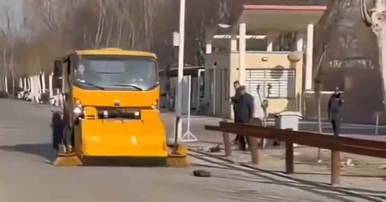 China presentó una barredora de alta velocidad que no deja ni un papel en la calle