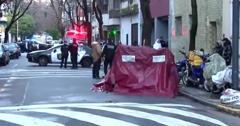 Mataron a puñaladas a un joven en San Cristóbal y detuvieron al hermano de la víctima