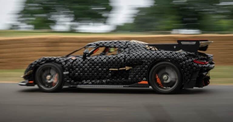 El automóvil hecho con 328.000 piezas Lego alcanzó los 111 km/h