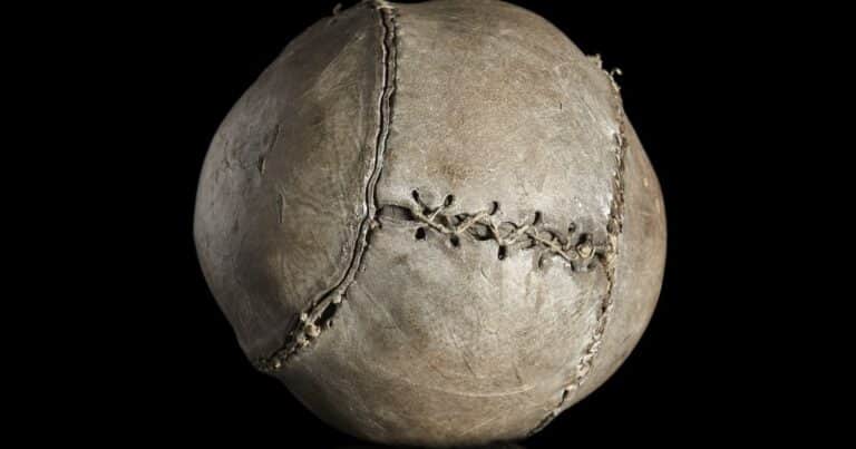 La pelota de fútbol más antigua del mundo viaja al Mundial: tiene 500 años y pudo haber sido de María Reina de Escocia