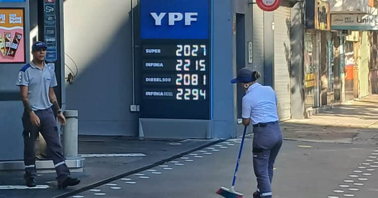 Precios de la nafta: YPF analiza adelantar un cambio en los valores en los surtidores por la baja del petróleo