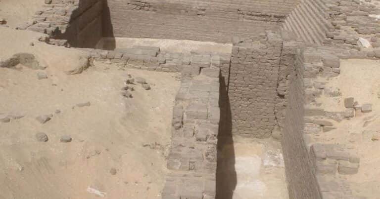 Los arqueólogos están sorprendidos: en Egipto, descubren tumbas de 5.000 años que podrían ser el origen de las pirámides