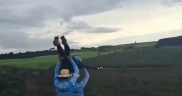 Tragedia en el bungee jumping: empleados arrojan a una joven sin cuerda al vacío y murió por los golpes en la caída
