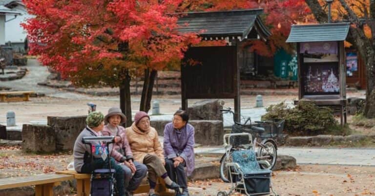 Los habitantes de Okinawa solo comen hasta sentirse satisfechos en un 80% y luego paran: sus resultados en la longevidad