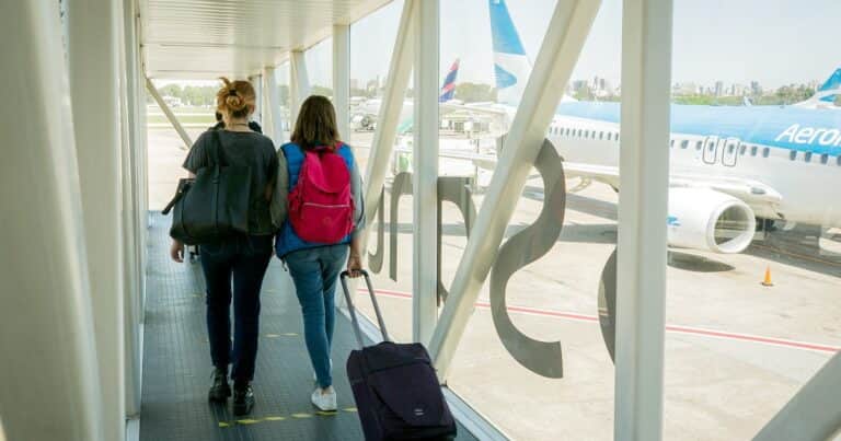 Viajes en avión: el Gobierno ya autorizó a 13 empresas a dar un servicio que llegó a estar paralizado por las huelgas