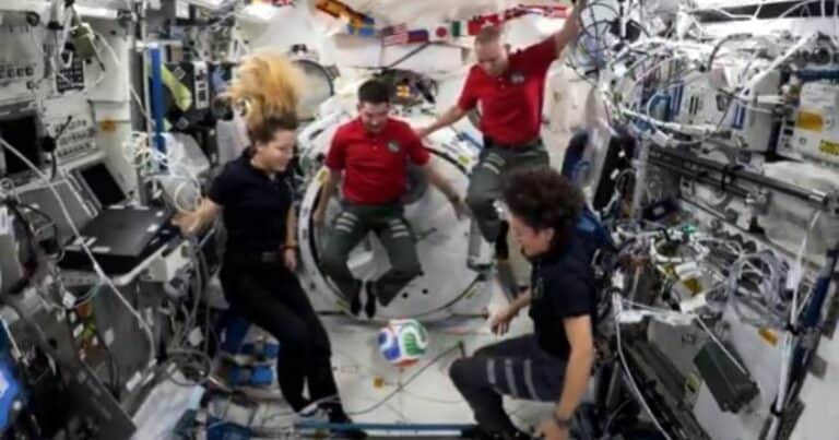 Los astronautas jugaron en el espacio con un balón oficial del Mundial