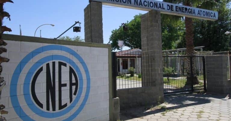 Siguen el ajuste en el sector público: echaron a 170 personas de la Comisión de Energía Atómica