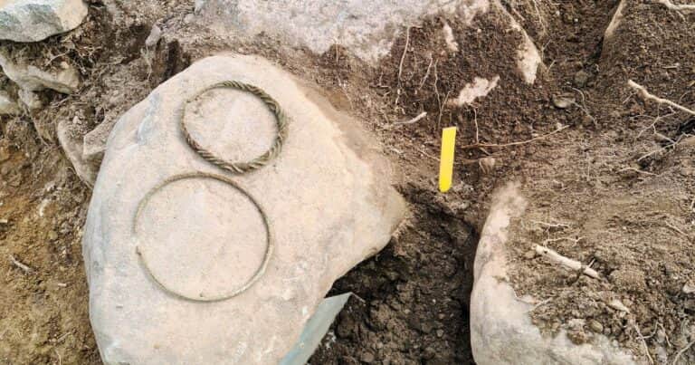 Durante una excavación en Suecia, arqueólogos hallaron dos inusuales aros de bronce de unos 2500 años de antigüedad y revelaron para qué se utilizaban
