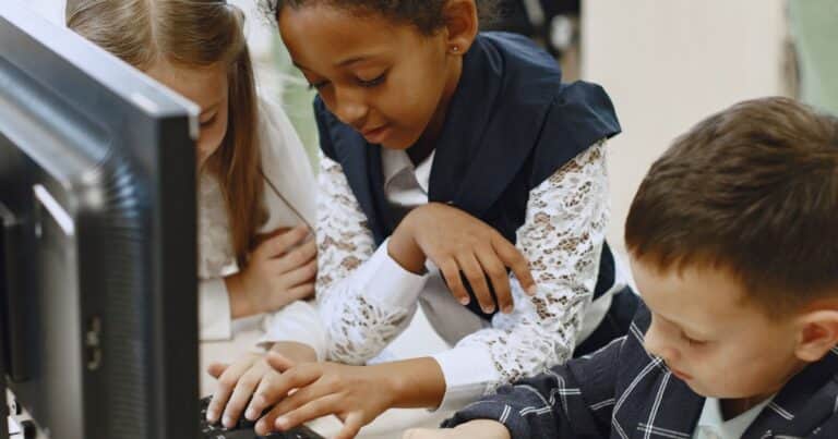 Noruega prohibió el uso de la IA a los niños: «Aumenta el riesgo de que se salten pasos en su educación. Lo más importante es que aprendan a leer, escribir y hacer matemáticas»