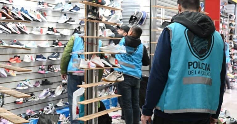 Un operativo sobre 12 locales terminó en el secuestro de 2.700 pares de zapatillas valuadas en $162 millones que habían ingresado por contrabando