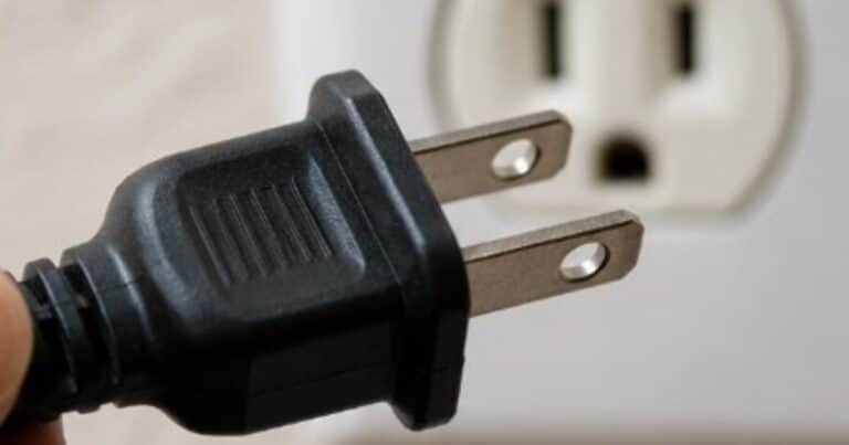 No son decorativos: Esta es la utilidad de los agujeros en los enchufes eléctricos y cómo evitan accidentes