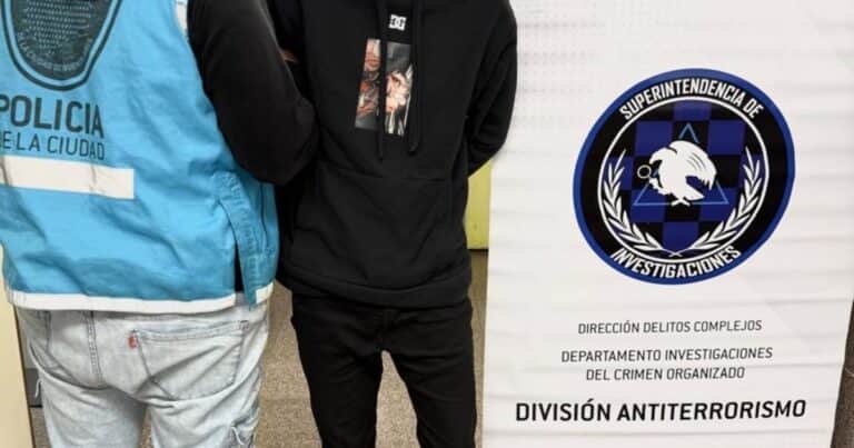Detuvieron al hombre que dejó una réplica de una bomba frente a Tribunales
