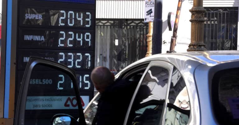 El petróleo cayó al nivel pre guerra: por qué no baja la nafta y los efectos en el dólar y la inflación