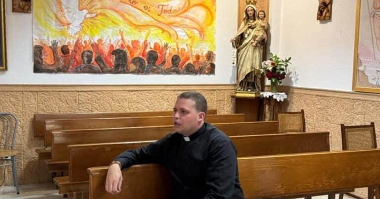 Juan Orduña, cura de 27 años: «Los sacerdotes cobramos menos que el sueldo mínimo, pero no tengo que pagar piso, luz y agua»