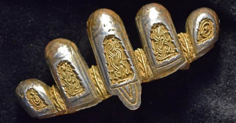 En un campo, un electricista descubrió una pieza de oro y plata de al menos 900 años de antigüedad que formaba parte de una espada: «Empecé a ver el oro a través de la tierra y fue entonces cuando me temblaron las manos»
