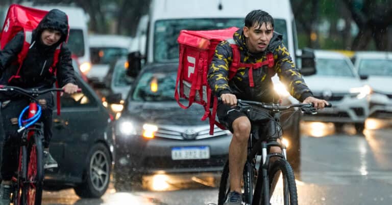 Los nuevos endeudados: repartidores piden préstamos a las propias apps de delivery y ya deben en promedio casi $1 millón
