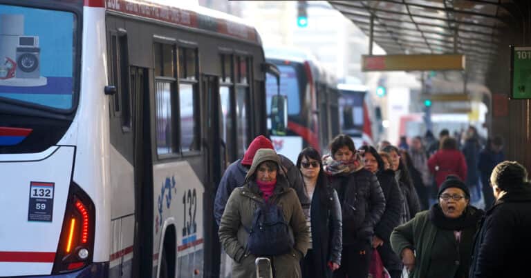 Caputo pone más subsidios en los colectivos y aleja los paros