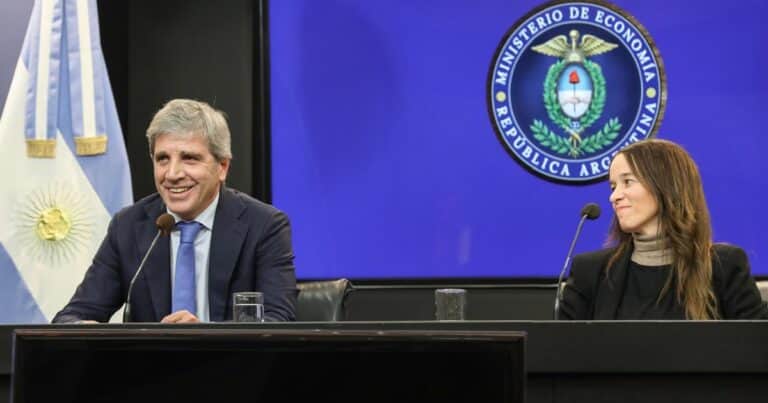 Dólares del colchón: funcionarios y políticos podrán inscribirse al nuevo régimen de inocencia fiscal