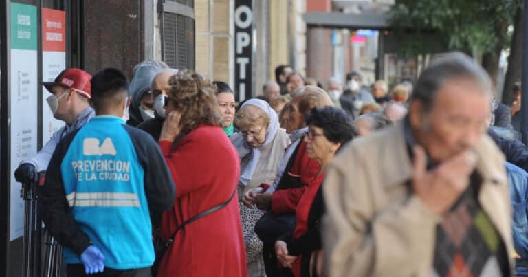 Por la caída del empleo formal, hay cada vez menos aportantes para cubrir el gasto en jubilaciones