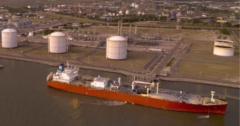 ¿Vendrá una avalancha de dólares por exportaciones? Mientras tanto, se destruyen puestos industriales