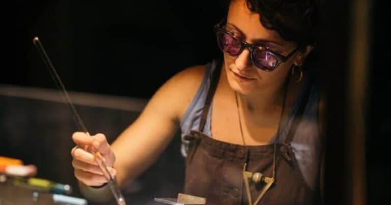 «El vidrio me encontró tras la muerte de mi madre, en el momento más difícil»: así se cuenta la historia de Francesca Antoniazzi, una maestra vidriera que convirtió su pasión en la obra de su vida