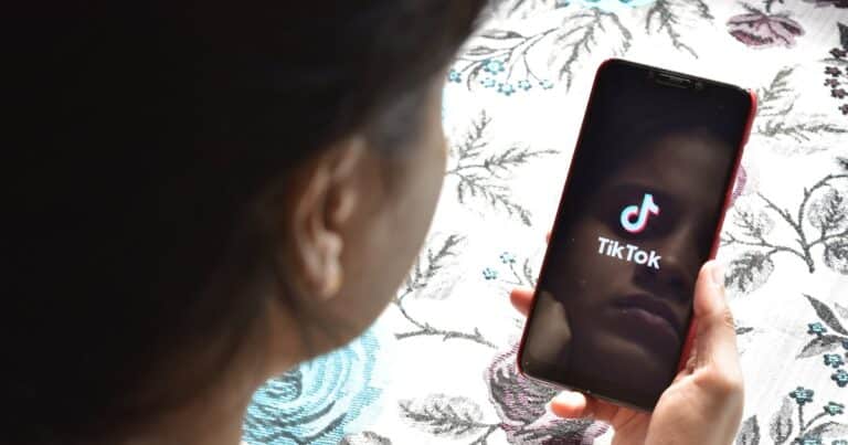 La acosaron con un perfil falso durante cuatro años: una joven recibirá 13.000 dólares de compensación por «catfishing»