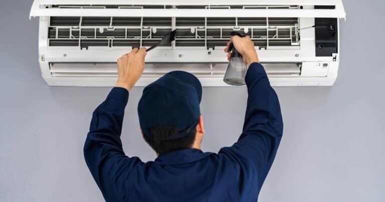 Un técnico de climatización advierte: «Limpiar solo el filtro del aire acondicionado no es realizar una buena limpieza, lo más importante es desinfectar la batería y la turbina»