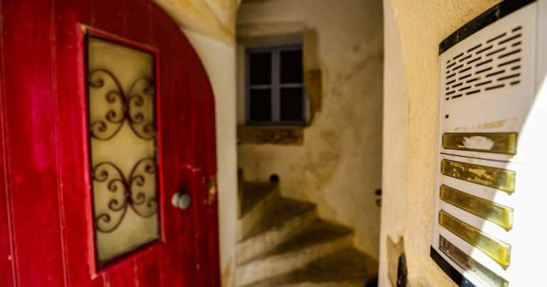 Conmoción en Francia: encontraron los restos de cinco bebés ocultos en cajas dentro de una vivienda