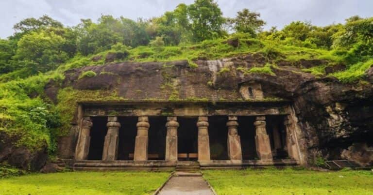 Elefanta, la isla que oculta estatuas gigantes de dioses en cuevas selváticas