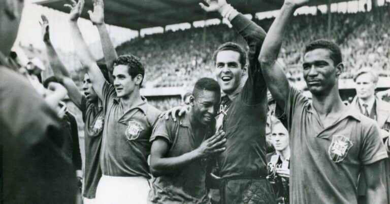 En la previa de la final, una camiseta de Pelé fue la gran atracción