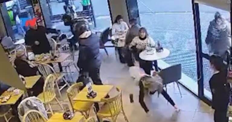 Pánico en un café: en menos de un minuto motochorros armados entraron al bar, le quitaron un maletín con dinero a una pareja y huyeron