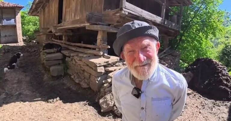 A sus 94 años vive solo en una aldea sin electricidad: «Aconsejo a los jóvenes que se adapten a una vida normal en la montaña y que se dejen de tanta ciudad»