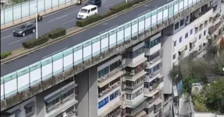 La increíble autopista suspendida que pasa por encima de una docena de edificios de departamentos