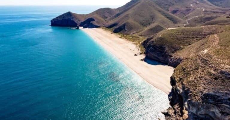 Con 1.160 metros de longitud y aguas cristalinas, esta es una de las mejores playas de España para el verano
