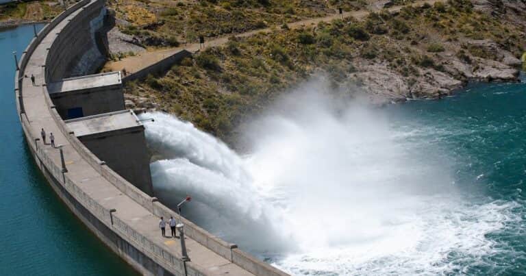 Caputo y Cornejo buscan privatizar la operación de una represa hidroeléctrica en Mendoza