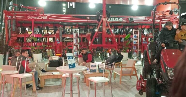 Los tractores y las sembradoras también son protagonistas en Palermo