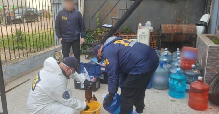Falta de limpieza, químicos en la vía pública y ninguna habilitación: la Policía clausuró tres envasadoras de agua clandestinas