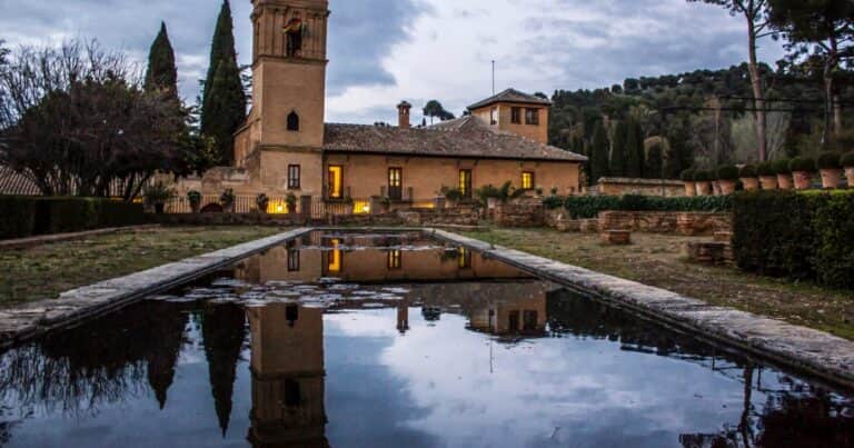 Los 10 Paradores de España perfectos para mayores de 70 años jubilados: castillos, monasterios y todo al alcance de la mano